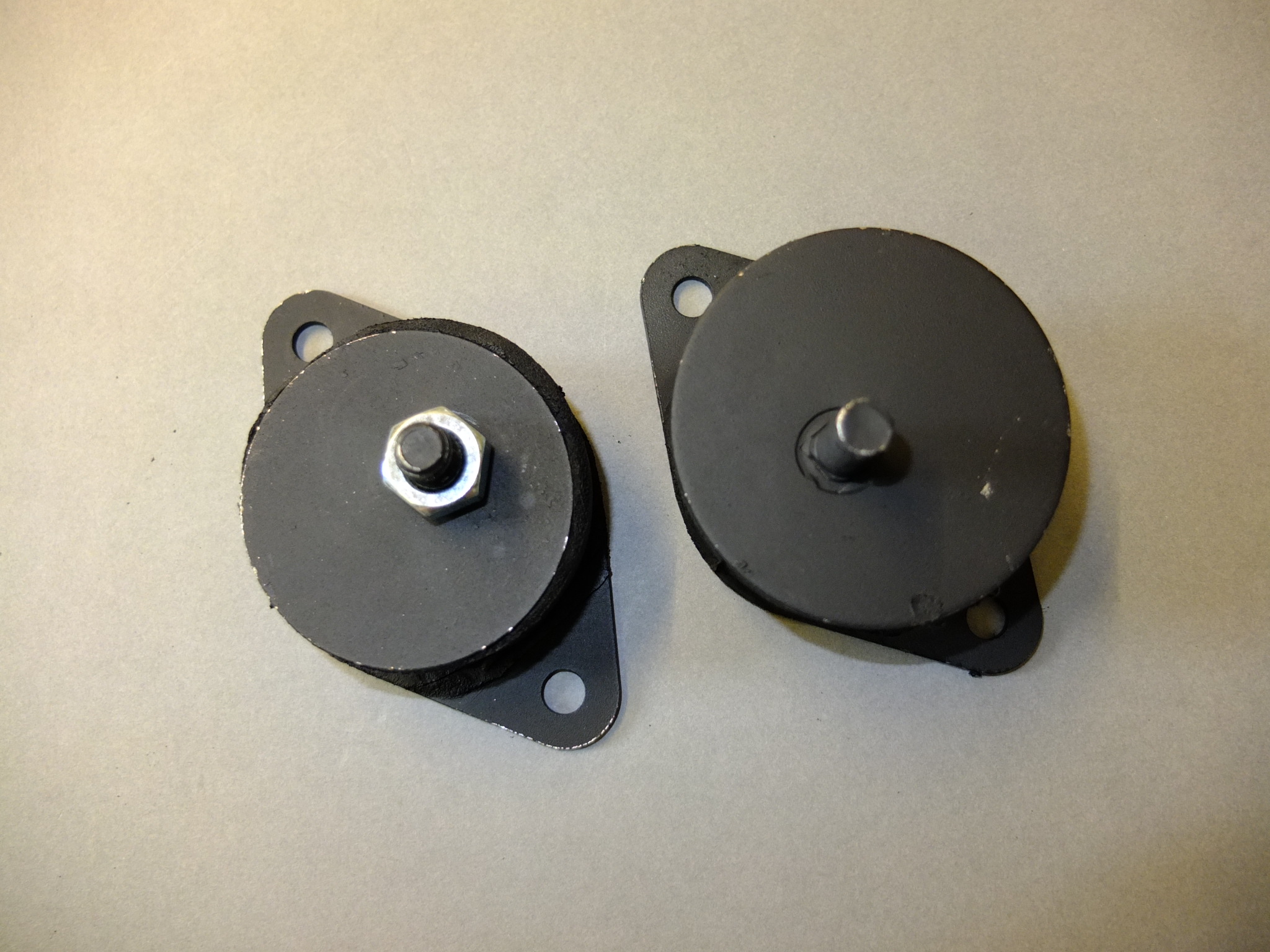 RV8 Rubber engine mounts (left) - MG V8 and MG RV8 car parts